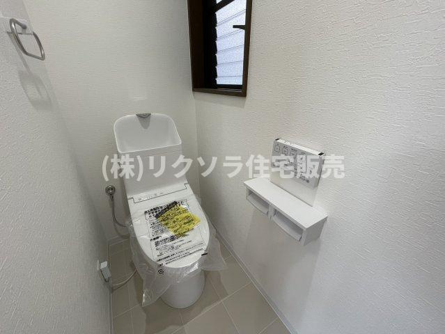 茄子作1丁目　中古一戸建てのトイレ|温水洗浄便座付き
■物件内覧・資金計画相談・住宅ローン相談、リフォーム相談、お問合せ受付中■
※当日・翌日のご内覧、ご相談はお電話でのお問合せがスムーズです！