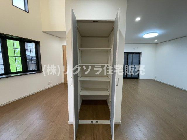 茄子作1丁目　中古一戸建ての収納|リビング内収納
■物件内覧・資金計画相談・住宅ローン相談、リフォーム相談、お問合せ受付中■
※当日・翌日のご内覧、ご相談はお電話でのお問合せがスムーズです！