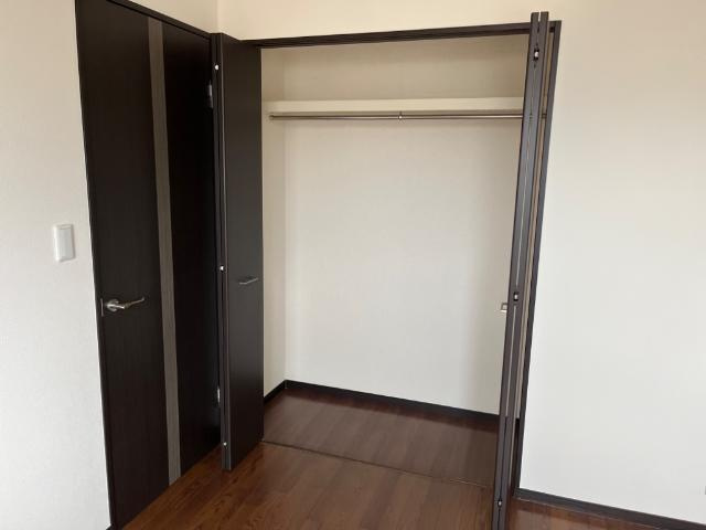 スカイヴィレッジ城南Ｂ棟の収納|南側クローゼット内部