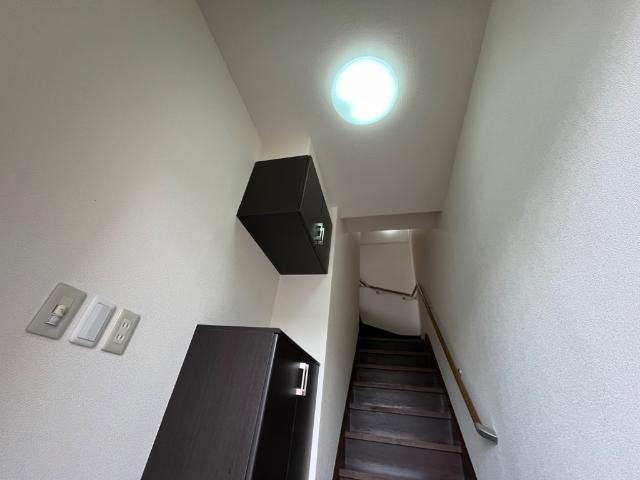 スカイヴィレッジ城南Ｂ棟の玄関|人感センサー付き照明器具