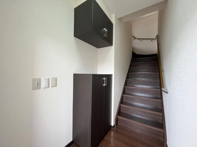 スカイヴィレッジ城南Ｂ棟の玄関|上下格納出来るシューズボックス