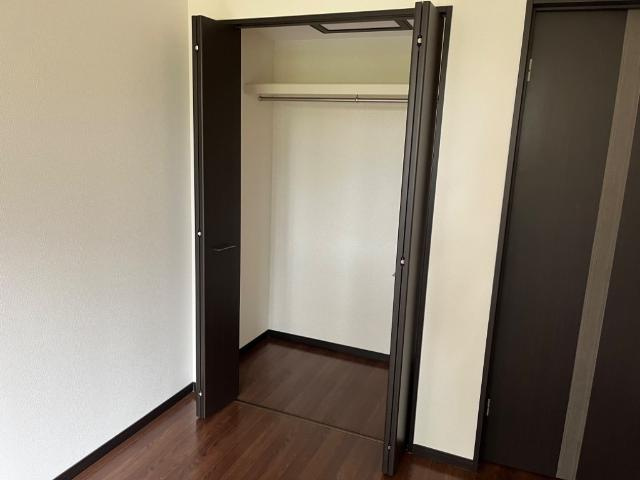 スカイヴィレッジ城南Ｂ棟の収納|北側クローゼット内部