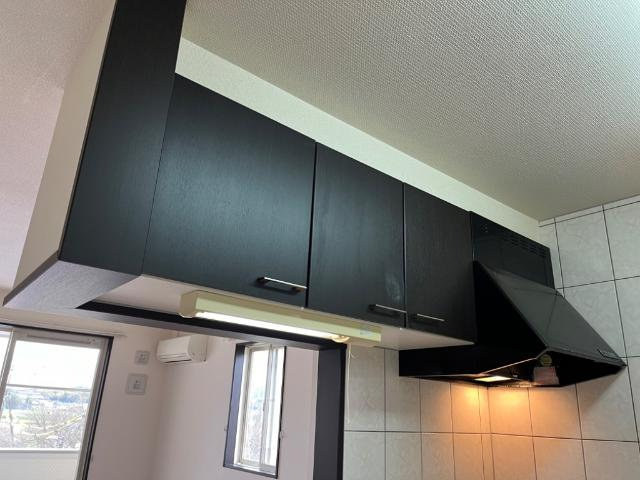 スカイヴィレッジ城南Ｂ棟のキッチン|キッチン吊り戸棚