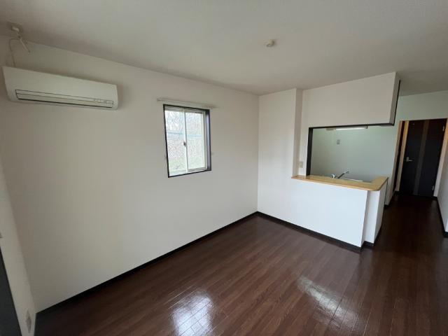 スカイヴィレッジ城南Ｂ棟の居間・リビング|エアコン付きです