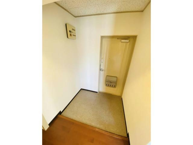 石田ビルの玄関