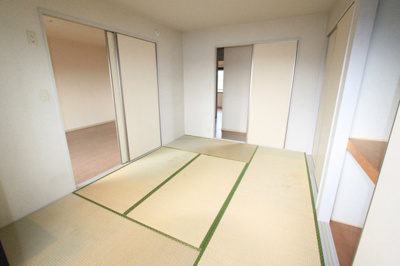 【居間・リビング】 | シャルマンカマダ | リビングからも通路からも出入り可能