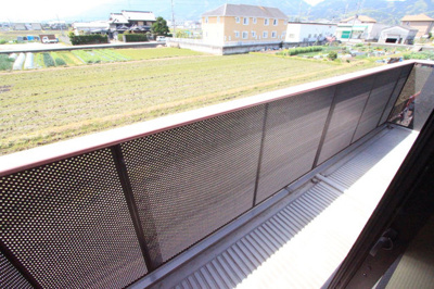 【バルコニー】 | シャルマンカマダ | 南向き　田畑がひろがって環境良好