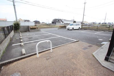 【駐車場】 | シャルマンカマダ | 運転が苦手な方でも楽々駐車出来るよ