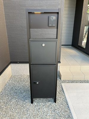 【設備】 | 広陵町１丁目　新築戸建 | 宅配ボックス付きでお留守でも安心です。