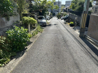 【前面道路含む現地写真】 | 広陵町１丁目　新築戸建 | 前面道路との高低差もないので駐車も楽々です。