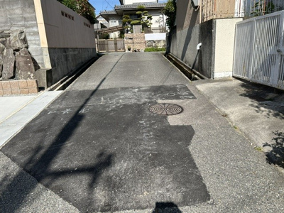 【前面道路含む現地写真】 | 広陵町１丁目　新築戸建 | 閑静な住宅街で落ち着いた生活が送れます。