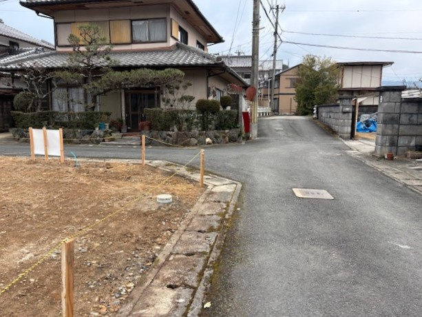 建築条件付き売土地●敷地約５０坪の角地●間取り図は変更可能●南丹市園部町美園町２号の前面道路含む現地写真|前道(２０２６年２月撮影)