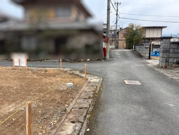建築条件付き売土地●敷地約５０坪の角地●間取り図は変更可能●南丹市園部町美園町２号の前面道路含む現地写真|前道(２０２６年２月撮影)