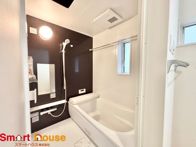 愛川町中津　新築１棟の浴室|一日の疲れを癒してくれる場所なので、快適に過ごして頂く為にゆったりサイズのバスタブを用意しました。是非半身浴をお楽しみ下さい。空気が籠らない様に小窓も設置しております。
