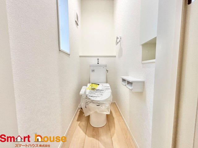 愛川町中津　新築１棟のトイレ|節水型でエコなトイレには、今では当たり前のウォシュレット付き。便座を温める機能もついていて、居心地良くてトイレから出られなくなるかも！換気用に換気扇はもちろん、窓も着いているので常に快適ですね♪
