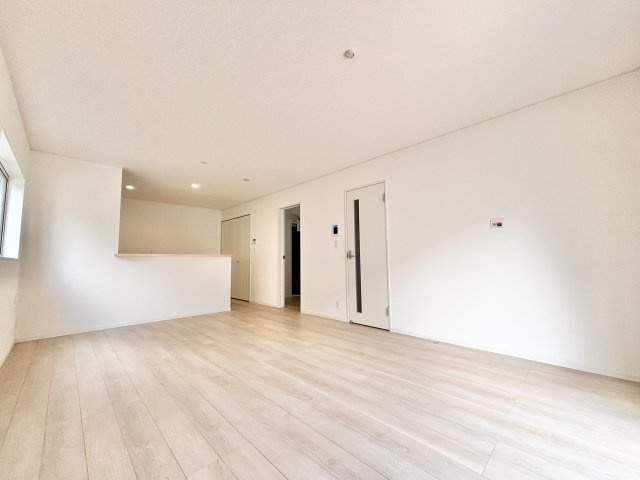 愛川町中津　新築１棟の居間・リビング|導線もしっかりと取れている間取りなので、ダイニングテーブルやソファー、ローテーブルなどの家具もしっかりと配置できます。ゆったりとした広さの空間でご家族だんらんの時間をお過ごしください。
