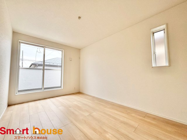 愛川町中津　新築１棟の洋室|大きな窓からたっぷりの日差しが降り注ぐ明るい室内です。気持ちの良い朝日を受けて、目覚めの良い健康的な朝を迎えられそうです。 
