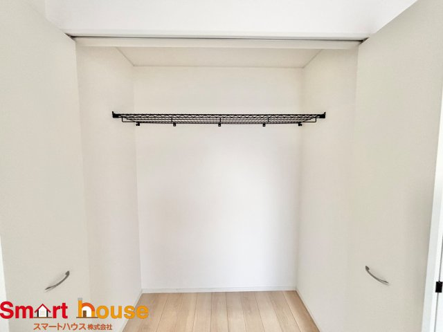 愛川町中津　新築１棟の収納|クローゼットがあるだけでシャレの楽しみも増えますね♪
お洋服だけではなく普段使わない物などをしまえるので部屋も気持ちもスッキリ！
