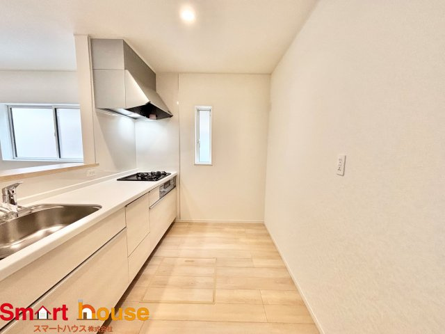 愛川町中津　新築１棟のキッチン|幅広いキッチンに冷蔵庫、カップボードなどを設置しても楽々と料理できます！
スペースにゆとりがあると気持ちもいいですね♪
