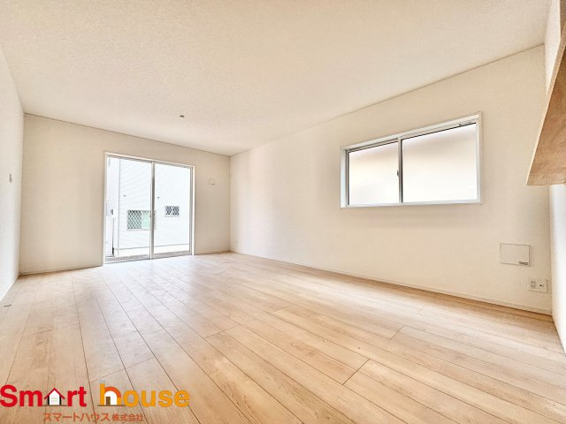 愛川町中津　新築１棟の居間・リビング|導線もしっかりと取れている間取りなので、ダイニングテーブルやソファー、ローテーブルなどの家具もしっかりと配置できます。ゆったりとした広さの空間でご家族だんらんの時間をお過ごしください。
