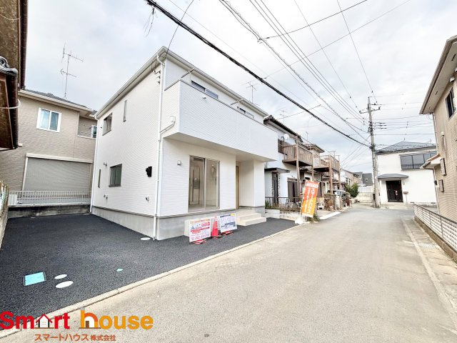 愛川町中津　新築１棟の前面道路含む現地写真|お住まいの前面道路が広いと駐車が楽になり、陽当たりも遮られないので明るく居心地の良いお家になります♪
