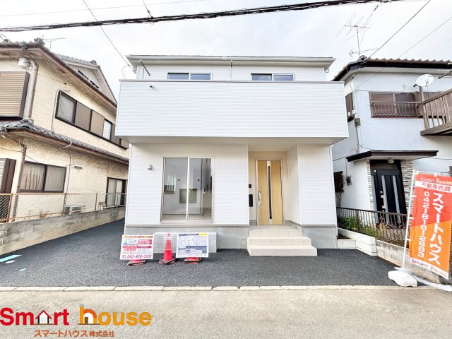 愛川町中津　新築１棟の外観|外壁が周囲の街並みと青空に生えるお洒落な仕上がり！周囲には高い建物のないエリア。青い空が大きく感じますね。
