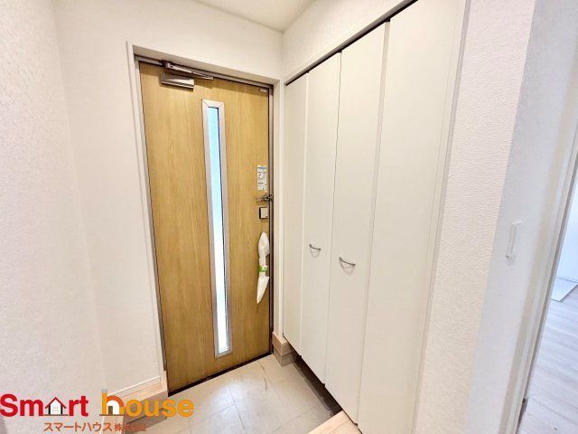 愛川町中津　新築１棟の玄関|大型のシューズボックスがあるだけで靴を収集している方も大家族でも安心！
置きっぱなしの靴を収納できるので玄関がスッキリ！
