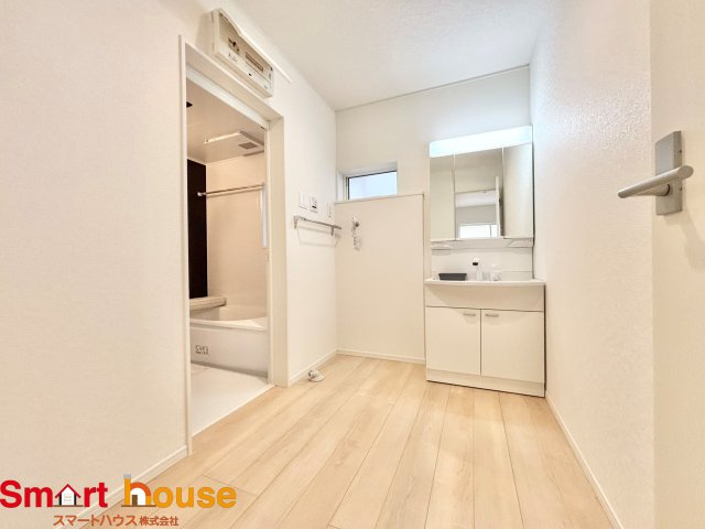 愛川町中津　新築１棟の洗面所|ゆとりの洗面スペースで朝の身支度も快適スムーズに。３面鏡で髪のセットやお化粧もストレスなくこなせ、朝から気分良く通勤通学に向かえそうですね！鏡の裏にはたっぷりと収納スペースを標準装備！
