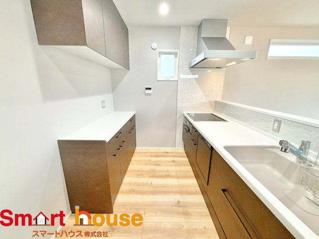 厚木市下荻野　1棟！のキッチン|幅広いキッチンに冷蔵庫、カップボードなどを設置しても楽々と料理できます！
スペースにゆとりがあると気持ちもいいですね♪