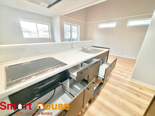 厚木市下荻野　1棟！のキッチン|キッチンワークしながら大切な家族との会話を楽しむ。家族のコミュニケーションが生まれるキッチンです♪