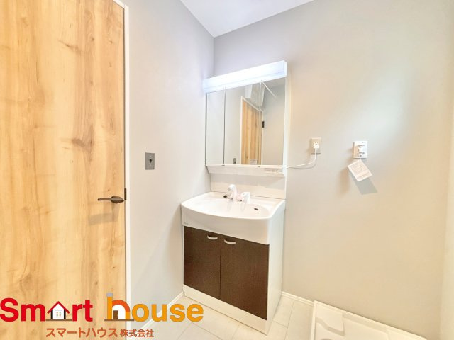 厚木市下荻野　1棟！の洗面所|ゆとりの洗面スペースで朝の身支度も快適スムーズに。３面鏡で髪のセットやお化粧もストレスなくこなせ、朝から気分良く通勤通学に向かえそうですね！鏡の裏にはたっぷりと収納スペースを標準装備！