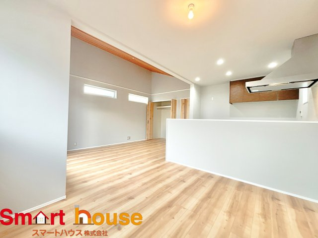 厚木市下荻野　1棟！の居間・リビング|オープンでのびやかな空間を生み出す、こだわりの広がりとゆとり。家族と過ごす時間を大切にしたい方にぴったりの明るくゆとりある住空間です。