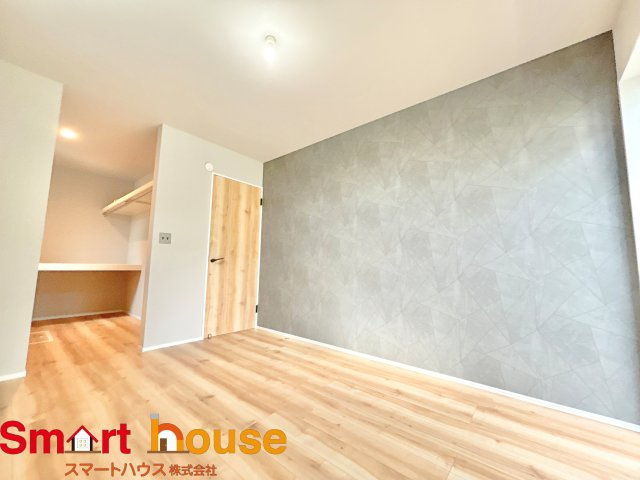 厚木市下荻野　1棟！の洋室|充分な広さと収納機能を備えた部屋はお子様の自発性と成長を促します。お子様の成長を支える、勉強や好きなことに没頭する学びの空間にいかがですか？