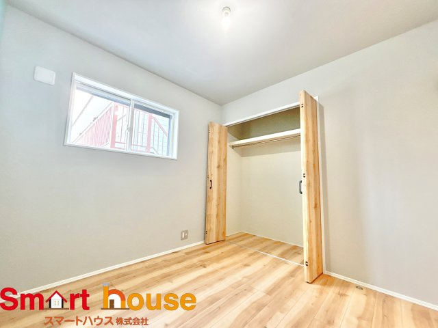 厚木市下荻野　1棟！の洋室|広々とした居住空間は日々の暮らしを彩り、心のやすらぎと満足感を与えてくれます。通風と採光を考慮した設計は子供たちはのびのび育ち、家族でくつろぎと団らんを生み出します。