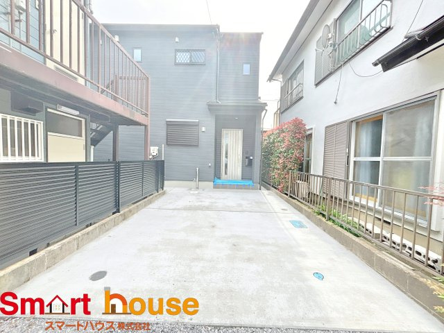 厚木市下荻野　1棟！の前面道路含む現地写真|お住まいの前面道路が広いと駐車が楽になり、陽当たりも遮られないので明るく居心地の良いお家になります♪