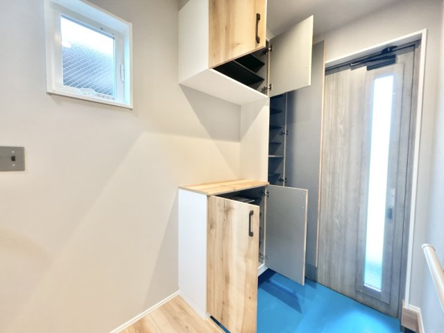 厚木市下荻野　1棟！の玄関|上質感漂う玄関へのアプローチ。居住者の帰り、訪れる方を優しく迎える・安らぎに満ちた生活空間を予感させる。健やかな暮らしを楽しめそう