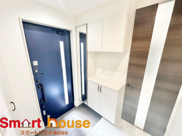 座間市入谷東　築浅1棟の玄関|住む人も来客も入った瞬間にワクワクさせてくれるオシャレな玄関♪
収納もたっぷりあるので、靴がたくさんあっても安心！
気持ちの良い朝は、毎日ここからスタートしていきます♪