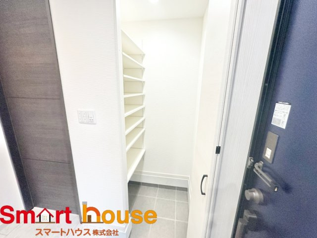 座間市入谷東　築浅1棟の収納|SICがあるので、ベビーカーなど収納でき、いつも玄関がスッキリして気持ちいいですね！