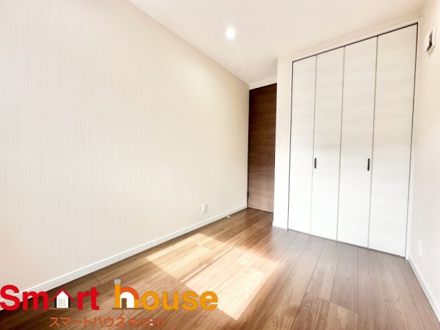 座間市入谷東　築浅1棟の洋室|光が沢山取り込める大きな窓。2面採光なので、日差しを長時間受ける事が出来る暖かいお部屋です。