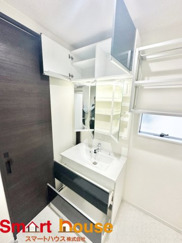 座間市入谷東　築浅1棟の独立洗面台|一日の始まりの朝、歯磨きをしたりメイクや髪をセットしたり・・・使いやすさが考えられた3面鏡です♪シャワー付水栓で洗面台でのシャンプーや毎日の掃除に大変便利ですね♪