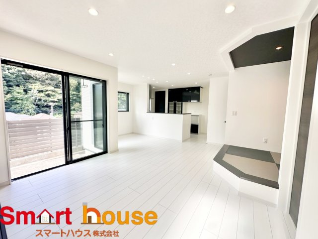 座間市入谷東　築浅1棟の居間・リビング|忙しい朝もしっかり家族が揃って食事をして頂けるゆとりある大きさのダイニングスペース。奥様が作る手料理をたくさん並べて頂き、テーブルで囲む健やかな食事の時間を存分に愉しんで下さい。 