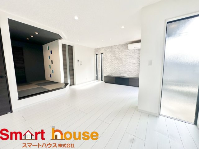 座間市入谷東　築浅1棟の居間・リビング|広くゆったりと家族揃って寛げるLDKは○帖。毎日の始まりと終わりをここで迎える大切な空間はいつでも心地良い空気感。落ち着いた雰囲気で過ごしたり家族でわいわい盛り上がる日も。