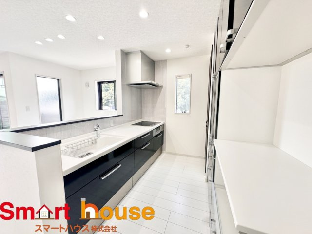 座間市入谷東　築浅1棟のキッチン|幅広いキッチンに冷蔵庫、カップボードなどを設置しても楽々と料理できます！
スペースにゆとりがあると気持ちもいいですね♪