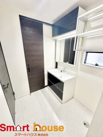 座間市入谷東　築浅1棟の独立洗面台|ゆとりの洗面スペースで朝の身支度も快適スムーズに。３面鏡で髪のセットやお化粧もストレスなくこなせ、朝から気分良く通勤通学に向かえそうですね！鏡の裏にはたっぷりと収納スペースを標準装備！