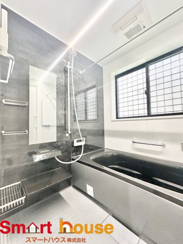 座間市入谷東　築浅1棟の浴室|一日の疲れを癒してくれる場所なので、快適に過ごして頂く為にゆったりサイズのバスタブを用意しました。是非半身浴をお楽しみ下さい。空気が籠らない様に小窓も設置しております。