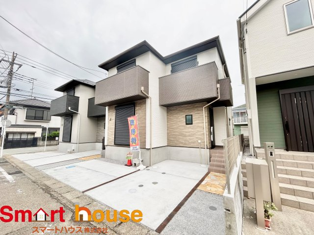 南林間6丁目　最終1棟の前面道路含む現地写真|お住まいの前面道路が広いと駐車が楽になり、陽当たりも遮られないので明るく居心地の良いお家になります♪