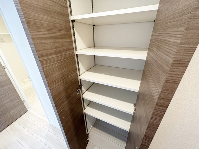 北区神谷１丁目の賃貸マンションの収納|廊下にある収納スペース☆