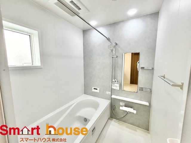 伊勢原市高森台1丁目　最終1棟の浴室|一日の疲れを癒してくれる場所なので、快適に過ごして頂く為にゆったりサイズのバスタブを用意しました。是非半身浴をお楽しみ下さい。空気が籠らない様に小窓も設置しております。