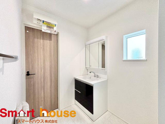 伊勢原市高森台1丁目　最終1棟の独立洗面台|ゆとりの洗面スペースで朝の身支度も快適スムーズに。３面鏡で髪のセットやお化粧もストレスなくこなせ、朝から気分良く通勤通学に向かえそうですね！鏡の裏にはたっぷりと収納スペースを標準装備！