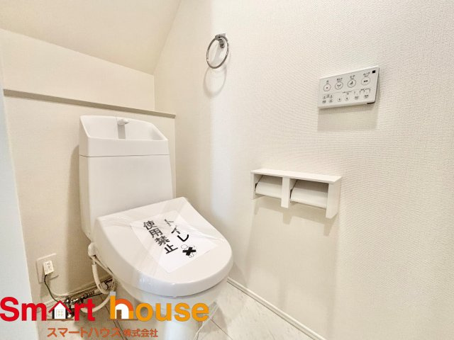 伊勢原市高森台1丁目　最終1棟のトイレ|節水型でエコなトイレには、今では当たり前のウォシュレット付き。便座を温める機能もついていて、居心地良くてトイレから出られなくなるかも！換気用に換気扇はもちろん、窓も着いているので常に快適ですね♪